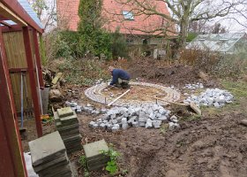 2016-12-08 11-25-39 - IMG 1901  Bålpladsen: Af veneration for 25 års sommerfester omkring bålet, genopstår den gamle bålplads som en cirkel af chaussësten